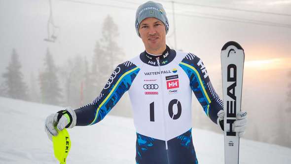 André Myhrer med skidor.