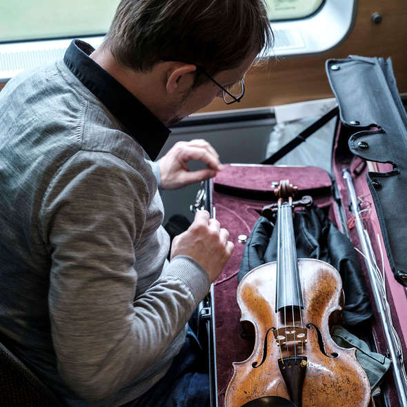 Violinist på tåget
