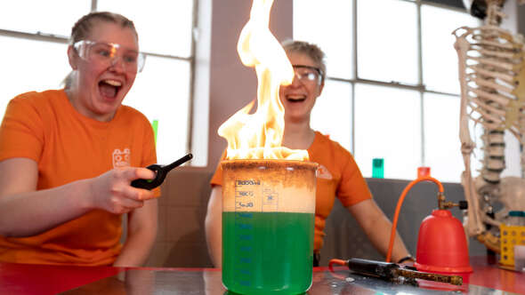 Tjejer experimenterar i Labbet på Balthazar Science Center