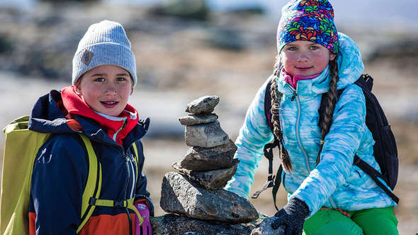 Två barn bygger stentorn i Åre