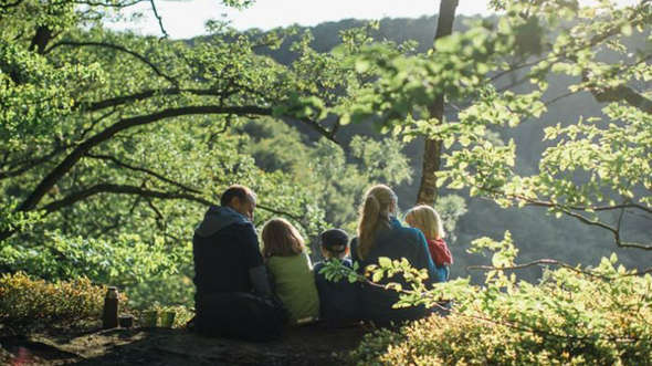 Familj fikar tillsammans i Söderåsens nationalpark