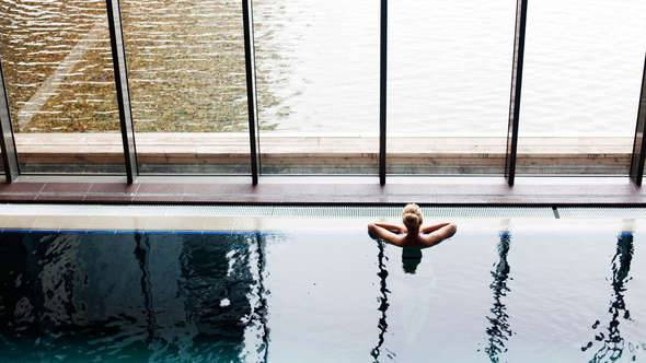 Kvinna i inomhuspool Egentid på Strömstad spa