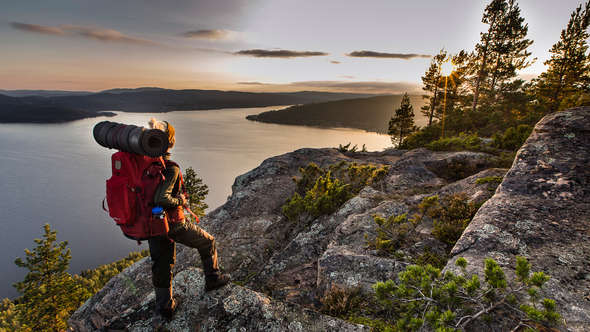 Kvinna på berg vid Höga kusten