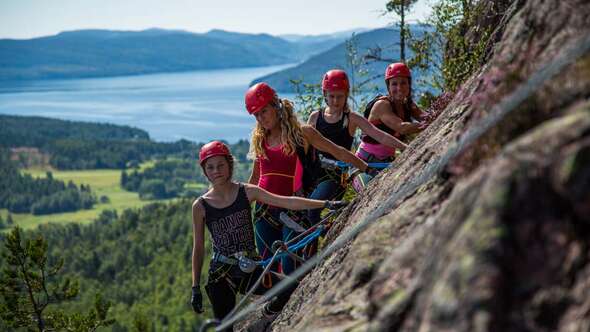 Tjejer klättrar på Skuleberget, Vita leden.