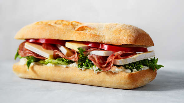 Baguette med salami och brieost Baguette med salami och brieost