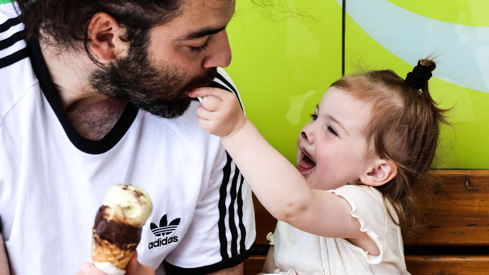 Pappa och dotter besöker Lilla Glassfabriken i Malmö 