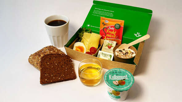 The breakfast box is included in 1 class when the train departs before 09:00. 