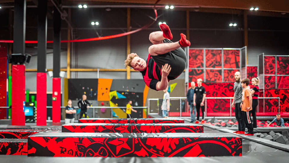 Hopp på trampolin