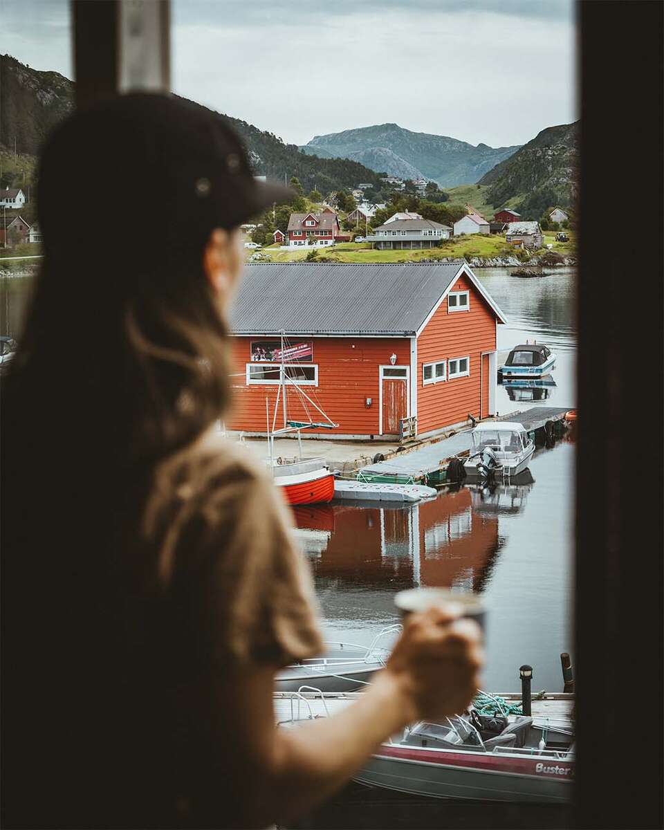 Kvinna tittar ut genom fönster