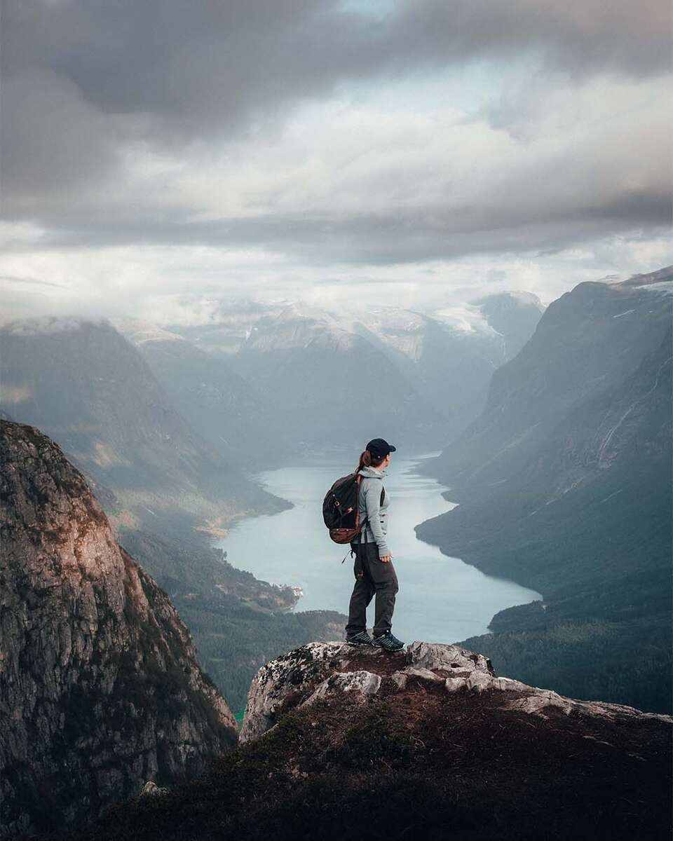 Kvinna som står på berg