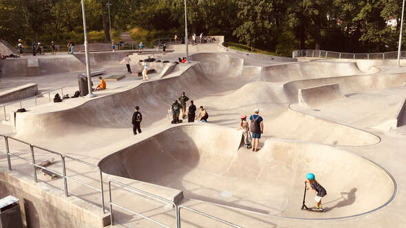 Barn skejtar i Actionpark Barn skejtar i Actionpark