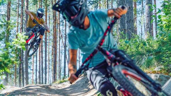 Killar åker downhill i Järvsö Bergcykel Park