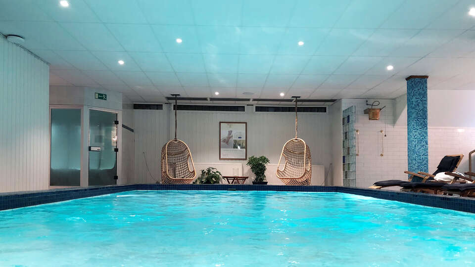 Flicka simmar i pool Flicka simmar i pool
