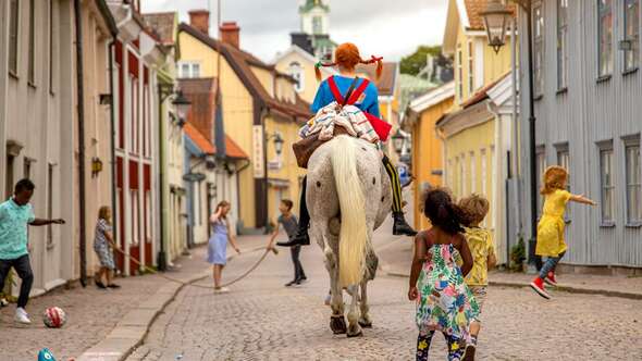 Pippi rider genom stan Pippi rider genom stan