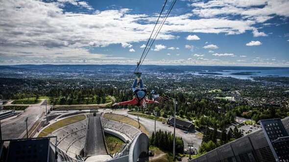 Kollensvevet, zipline i Holmenkollen. Utsikt över Oslo.