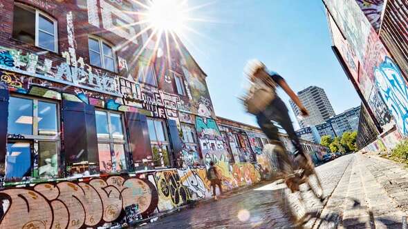 Cyklist mellan graffitiväggar i Hannover