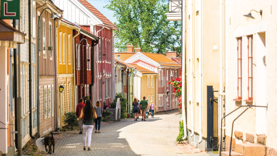 Människor promenerar genom ett soligt Eksjö