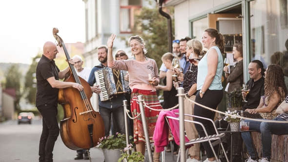 Glada människor på Jazzkökets uteservering i Östersund Glada människor på Jazzkökets uteservering i Östersund
