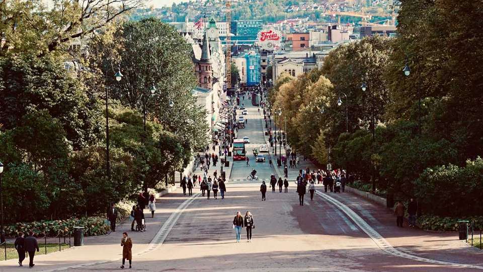 Människor på gatan Karl-Johan Karl-Johan i Oslo