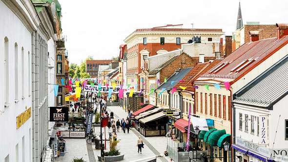 En vy över en gata i Halmstad Halmstad centrum