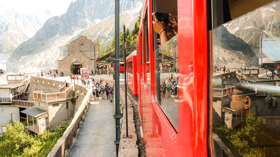 Vy från tågfönstret i Chamonix Vy från tågfönstret i Chamonix