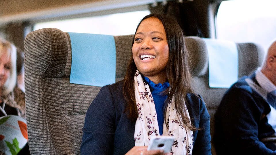 Kvinna ombord på snabbtåg