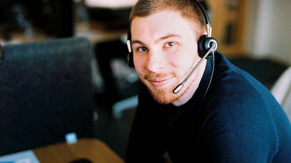 Mind poängshop Man sitter med headset